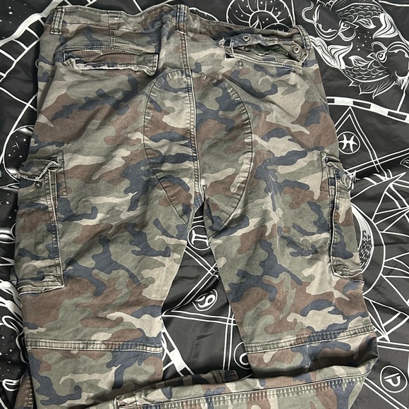 Men’s 36x32 Camouflage Cargo Pants - Picture 2 of 5